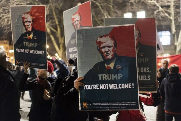 Χιλιάδες διαδήλωσαν κατά του Τραμπ στη Ζυρίχη - Διαμαρτύρονται για την επίσκεψή του στο Νταβός