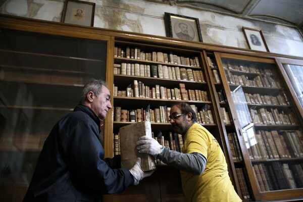Η Εθνική Βιβλιοθήκη της Ελλάδος μετακομίζει - Δείτε φωτογραφίες από την μεγάλη επιχείρηση