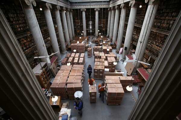 Η Εθνική Βιβλιοθήκη της Ελλάδος μετακομίζει - Δείτε φωτογραφίες από την μεγάλη επιχείρηση