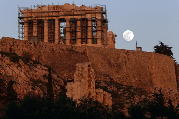 Σήμερα η ασυνήθιστη ολική έκλειψη υπερ-Σελήνης και ήδη το φεγγάρι είναι εντυπωσιακό