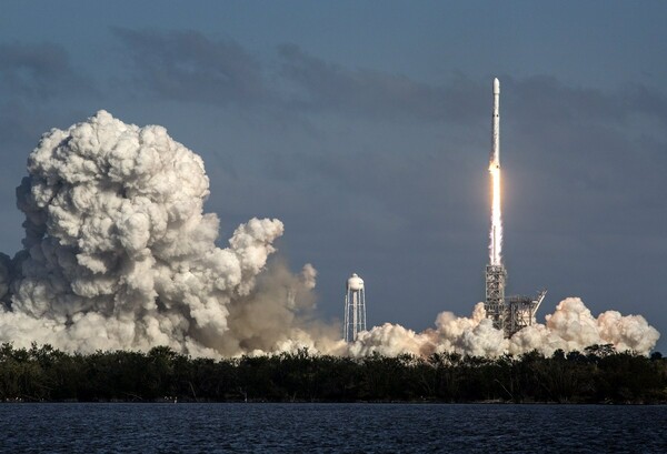 H SpaceX εκτόξευσε τον ισχυρότερο πύραυλο στον κόσμο - Ο «Falcon Heavy» ξεκίνησε το ταξίδι για τον Άρη
