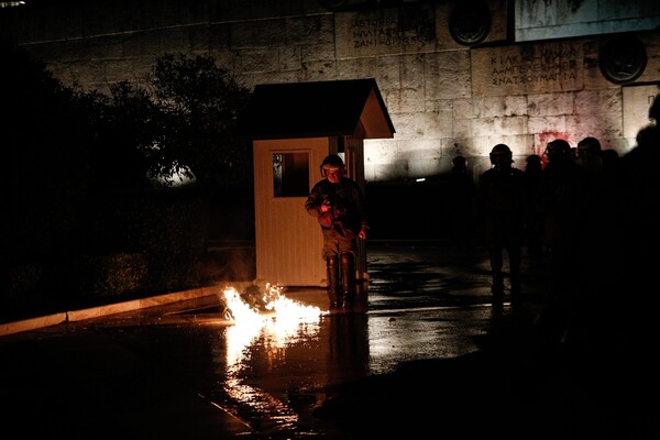 Επεισόδια έξω από τη Βουλή - Μπογιές και μολοτοφ σε ΜΑΤ