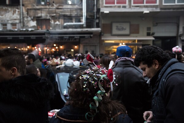 Τσικνοπέμπτη στη Θεσσαλονίκη σημαίνει πάρτι - Φωτογραφίες από το street barbeque στο κέντρο της πόλης
