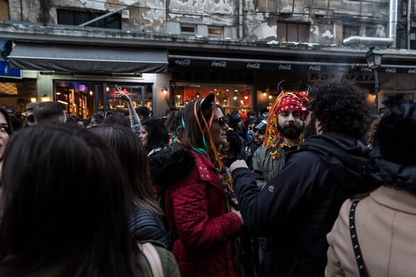 Τσικνοπέμπτη στη Θεσσαλονίκη σημαίνει πάρτι - Φωτογραφίες από το street barbeque στο κέντρο της πόλης