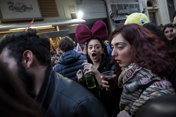 Τσικνοπέμπτη στη Θεσσαλονίκη σημαίνει πάρτι - Φωτογραφίες από το street barbeque στο κέντρο της πόλης