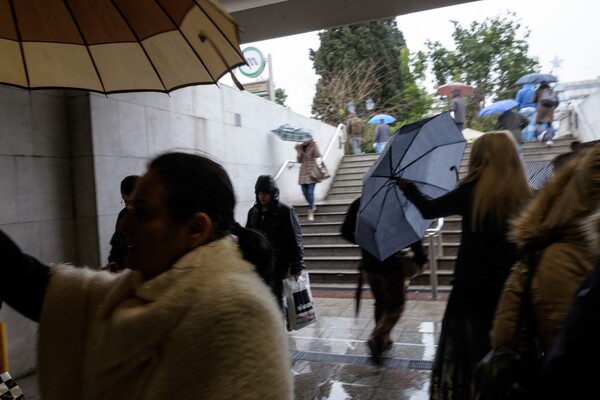 Ο καιρός του Σαββάτου: Καταιγίδες, χιόνια στα ορεινά και πτώση της θερμοκρασίας