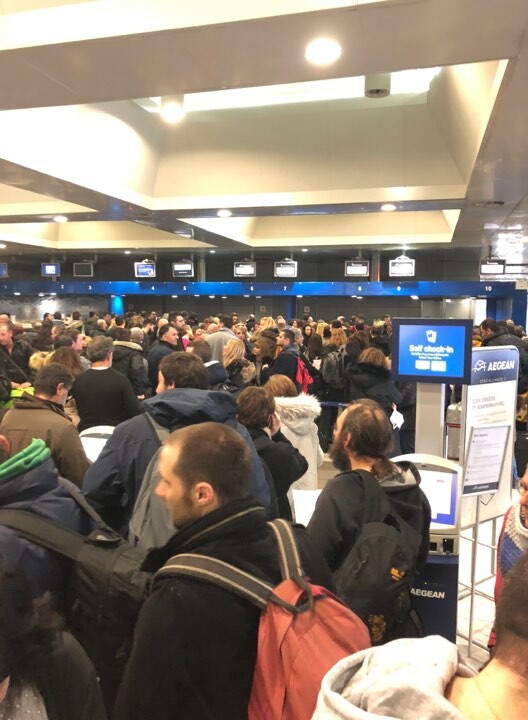 Χάος και απίστευτη ταλαιπωρία στο αεροδρόμιο Μακεδονία - Δείτε εικόνες