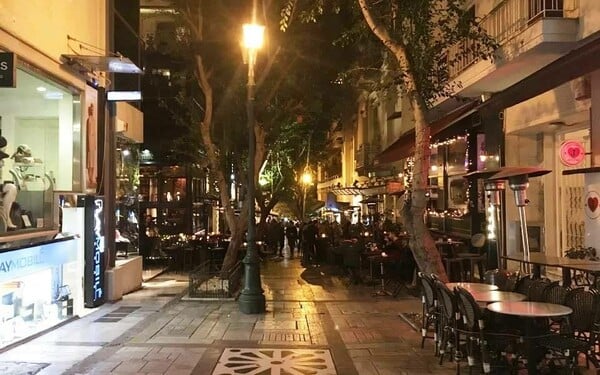 Αλλάζει το ωράριο για τη μουσική στο Κολωνάκι - Τι λέει ο δήμος Αθηναίων