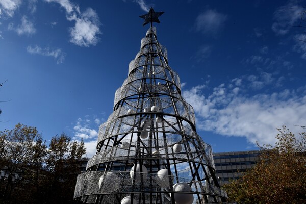 Επιτέλους καθαρίστε αυτή την ντροπή και ξεστολίστε το Σύνταγμα