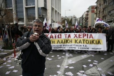 Πορεία κατά των πλειστηριασμών - Κλειστή η Λεωφόρος Αλεξάνδρας