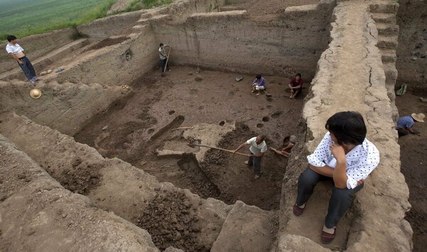 Κίνα: Ανακαλύφθηκαν 18 αρχαίοι τάφοι - Περιείχαν πορσελάνινα φέρετρα