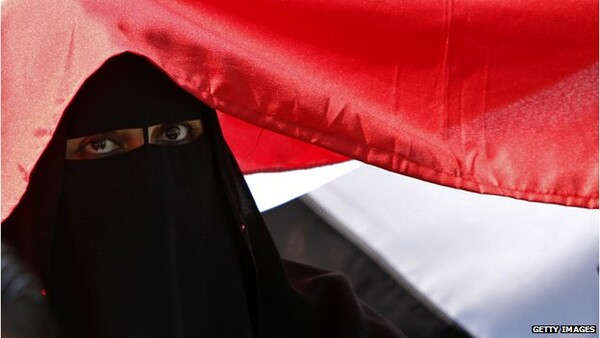 Βαρβαρότητα στην Αίγυπτο: Ξεγύμνωσαν και περιέφεραν γυναίκα στην πλ. Ταχρίρ