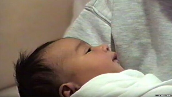 Η γέννα που σάρωσε το ίντερνετ - Τα ρεκόρ της Κάιλι Τζένερ και το μωρό της Κιμ στο βίντεο