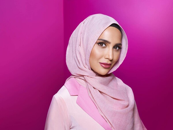 Η L'Oréal τόλμησε το πρώτο μοντέλο με χιτζάμπ στη νέα καμπάνια για προϊόντα μαλλιών