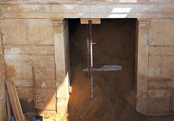 ΥΠΠΟ: Ο τάφος είναι του 4ου αιώνα