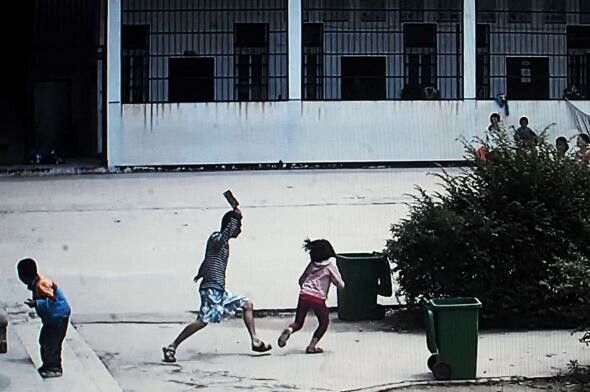 35χρονος σε κατάσταση αμόκ κυνηγούσε παιδιά με μπαλτά