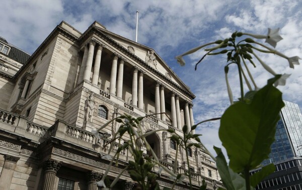Βρετανοί τραπεζίτες επιστρέφουν τα μπόνους έως και 7 χρόνων