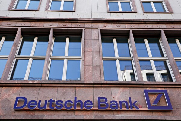 Η πτώση της άλλοτε πανίσχυρης Deutsche Bank: Οι απώλειες για τρίτη χρονιά και ο ρόλος του Τραμπ