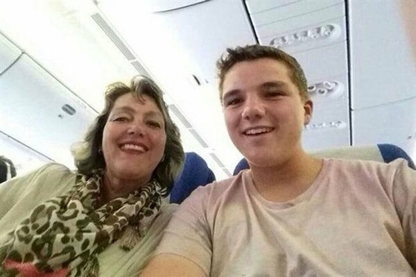 H τελευταία selfie μητέρας και γιου στο μοιραίο Μπόινγκ