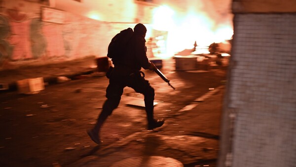 Βία στην Κοπακαμπάνα μετά τον ξυλοδαρμό μέχρι θανάτου χορευτή από αστυνομικούς