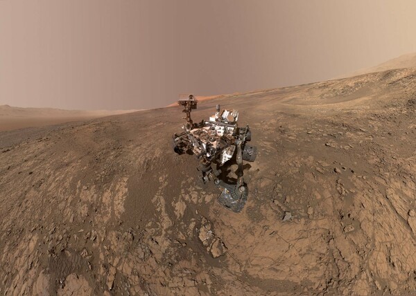 Η NASA μετέτρεψε selfies του Curiosity σε ένα εντυπωσιακό αυτοπορτραίτο