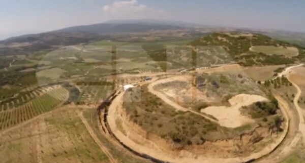 Η ανασκαφή στην Αμφίπολη σε πανοραμική θέα από αέρος