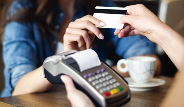 Αυστηρή ανακοίνωση και εγκύκλιος για την πληρωμή με κάρτες και τα μηχανάκια