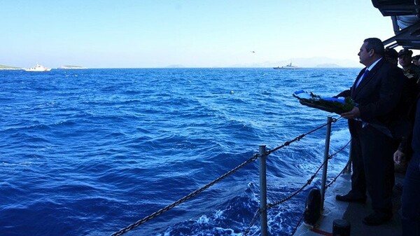 O Πάνος Καμμένος ρίχνει στεφάνι στα Ίμια και στο βάθος έχει τουρκικά πλοία
