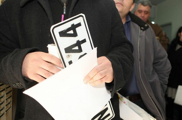 Επιστρέφονται πινακίδες και άδειες οδήγησης για τον Δεκαπενταύγουστο