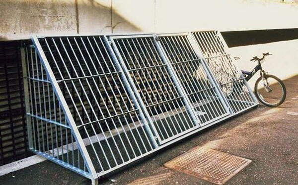 Βρετανικό πανεπιστήμιο τοποθέτησε κλουβιά για να διώξει τους άστεγους