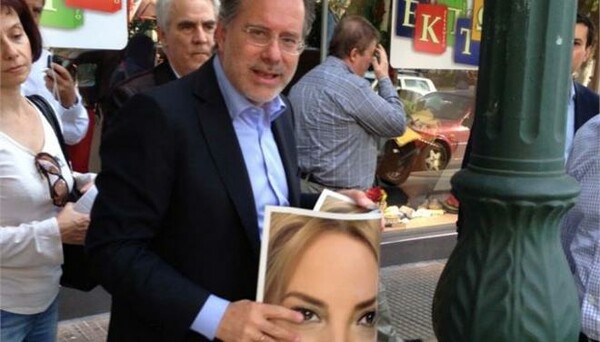 Ο Κουμουτσάκος «κατέβασε» αφίσα της Δούρου