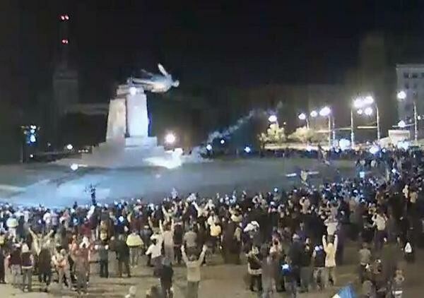 Ουκρανία: Το πλήθος έριξε το άγαλμα του Λένιν