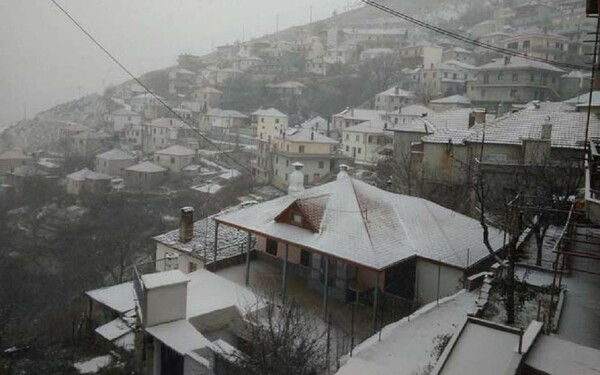 Πολύ χιόνι στο Καρπενήσι - Σε επιφυλακή οι αρχές για την στάθμη στον Σπερχειό