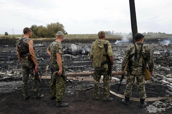 Χάος στο σημείο συντριβής του Μπόινγκ στην Ανατολική Ουκρανία