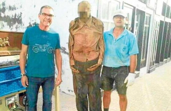 Νεκροθάφτης έβγαλε selfie με νεκρό πελάτη του