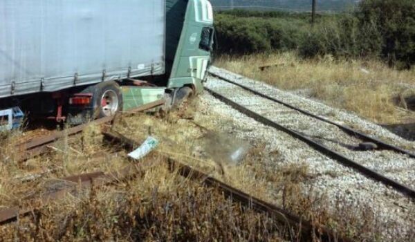Νταλίκα προσέκρουσε με τρένο στην Αμφίκλεια