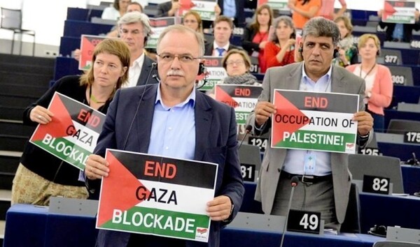 Γλέζος-Παπαδημούλης σηκώνουν πλακάτ για τη Γάζα στο ευρωκοινοβούλιο