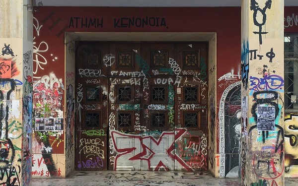 Εικόνες «εγκατάλειψης» στο Πολυτεχνείο - Γκράφιτι, σκουπίδια και ζημιές παντού