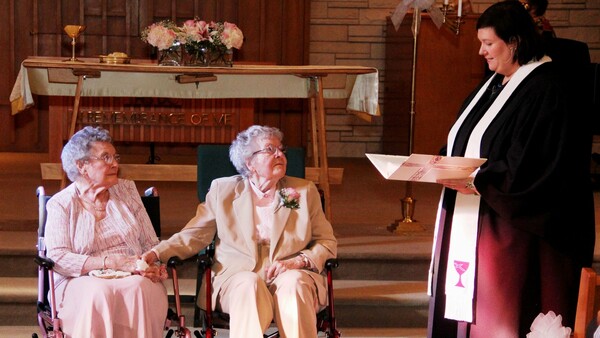 Δύο εννενηντάχρονες παντρεύτηκαν μετά από 72 χρόνια σχέσης