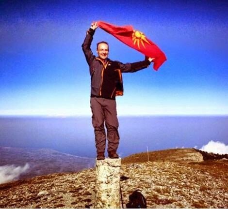 Ο Σκοπιανός αντιπρόεδρος της Βουλής υψώνει τον Ήλιο της Βεργίνας στην κορυφή του Ολύμπου