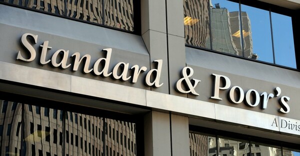 H Standard & Poor's αναβάθμισε το αξιόχρεο της Ελλάδας σε "B"