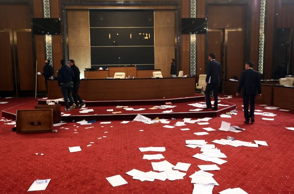 Ένοπλοι εισέβαλλαν στη Βουλή της Λιβύης