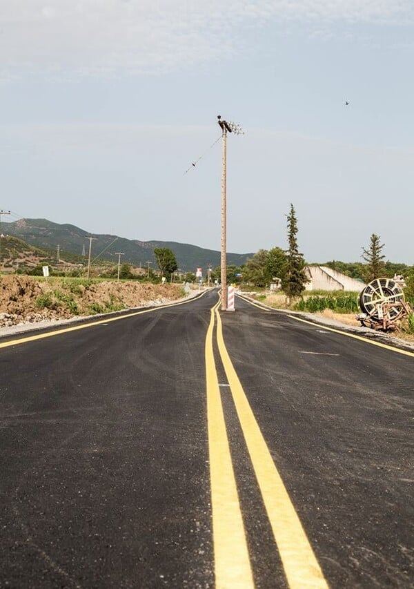 Τι κάνει αυτός ο στύλος στη μέση του δρόμου;