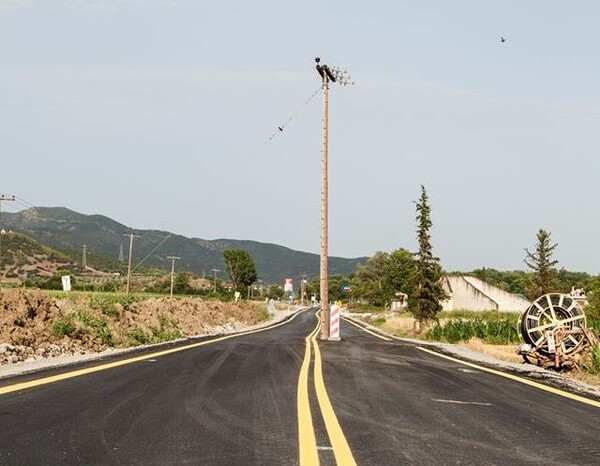 Τι κάνει αυτός ο στύλος στη μέση του δρόμου;