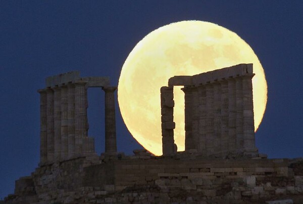 Δείτε σε βίντεο την εντυπωσιακή σούπερ Πανσέληνο στο Σούνιο