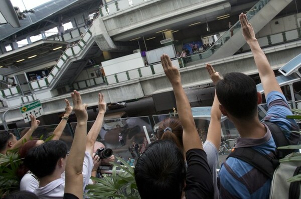 Ο χαιρετισμός του «Hunger Games» γίνεται σύμβολο επανάστασης στην Ταϊλάνδη