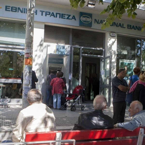 Μεγάλες ουρές από το πρωί στις τράπεζες