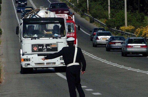 Νταλίκα στην Εθνική Οδό παρέσυρε έξι αυτοκίνητα