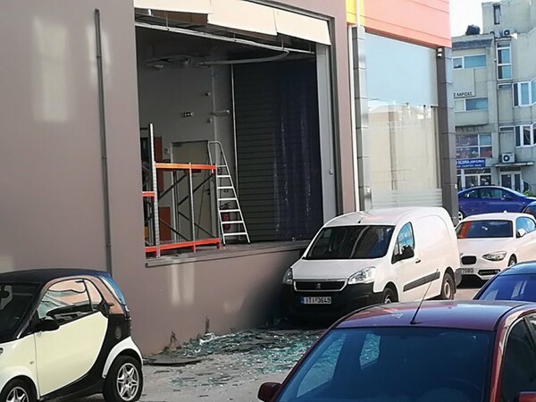 Συνεχίζονται τα προβλήματα στη Λάρισα: Έπεσαν δέντρα και τέντες, στο «σκοτάδι» πολλές περιοχές