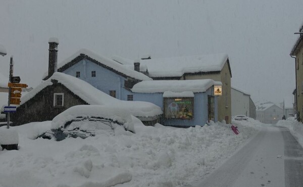 Δεκατρείς χιλιάδες τουρίστες έχουν αποκλειστεί σε χιονοδρομικό κέντρο στην Ελβετία